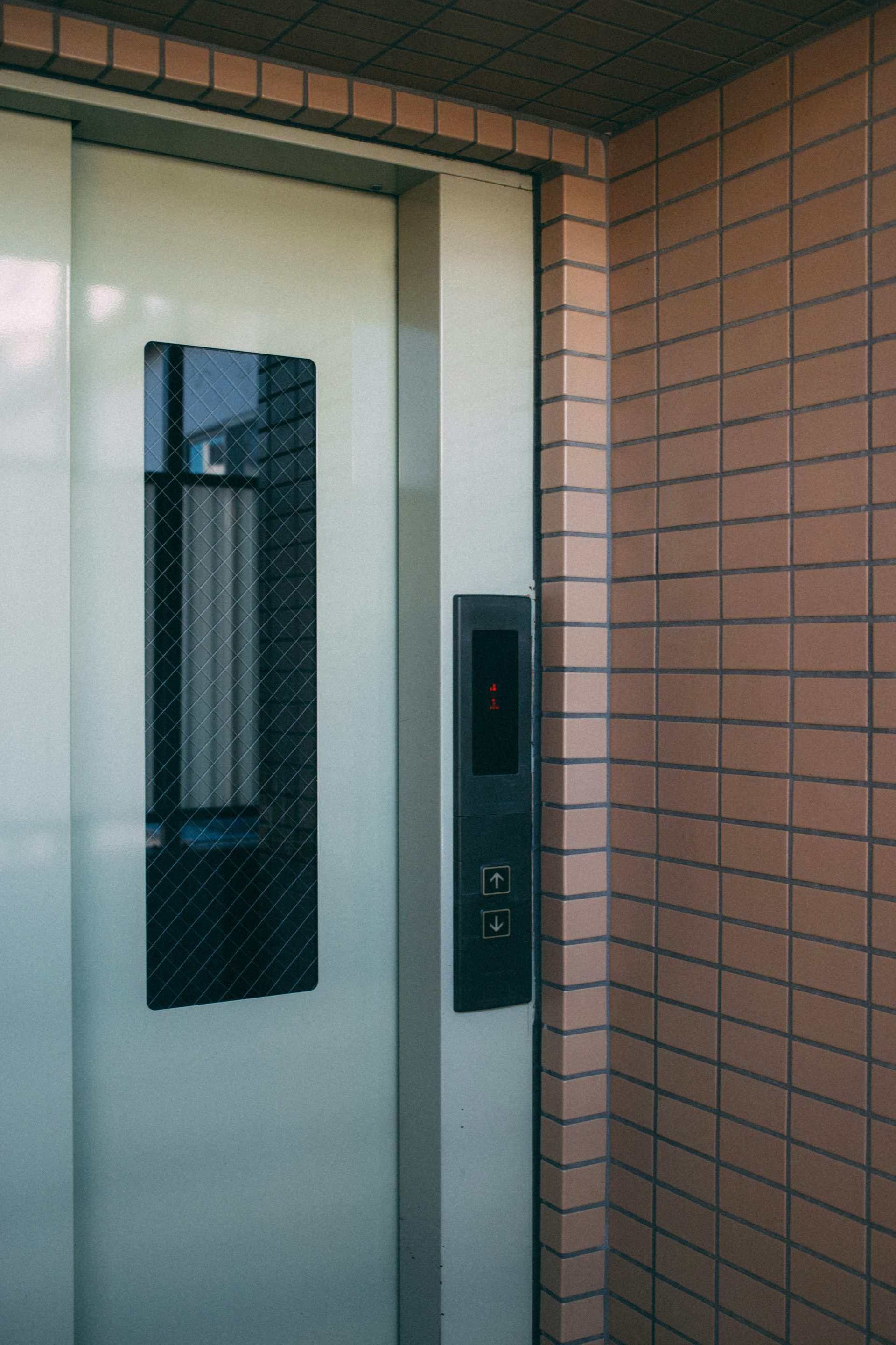 puerta blanca del ascensor